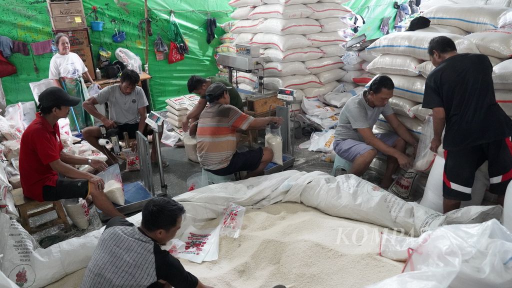 Buruh membungkus beras di Pasar Induk Beras Cipinang, Jakarta Timur, Selasa (12/9/2023). Harga beras terus merangkak dan menggapai titik tertinggi dalam 15 tahun terakhir. Pemerintah memastikan cadangan beras terjaga di atas 1,2 juta ton pada akhir tahun ini. 