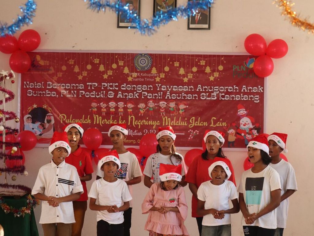 Anak-anak disabilitas di Waingapu Sumba Timur menyanyikan lagu-lagu natal pada peringatan Natal bersama, Kamis (16/12/2022). Natal bersama merajut kebersamaan dan toleransi antaranak disabilitas sejak dini.