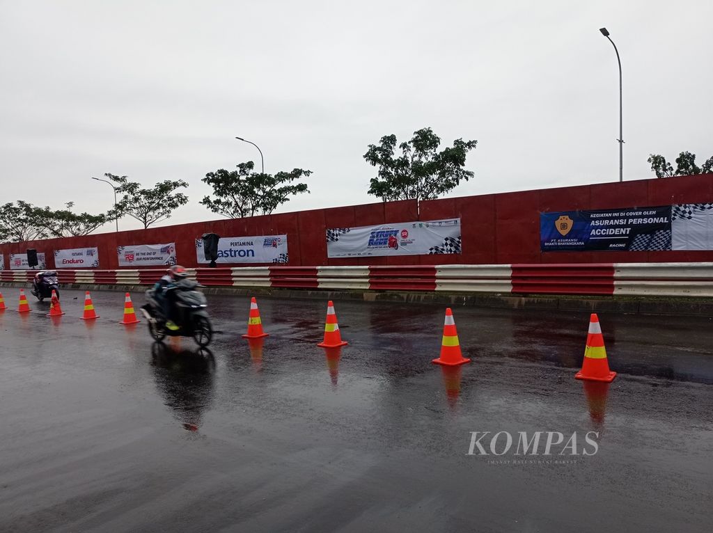 Pebalap melaju di lintasan sepanjang 500 meter dalam Fastron Enduro Street Race Polda Metro Jaya-BSD di Jalan Gipti BSD Grand Boulevard, Kabupaten Tangerang, Jumat (22/4/2022).