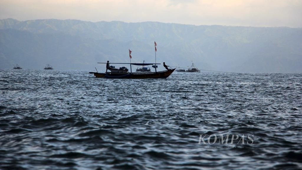 Nelayan berangkat melaut ke perairan Samudra Indonesia dekat Pantai Cisolok, Kabupaten Sukabumi, Jawa Barat, Senin (29/4/2019). Untuk menangkap benur lobster, nelayan melaut mulai pukul 16.00 hingga matahari terbit.