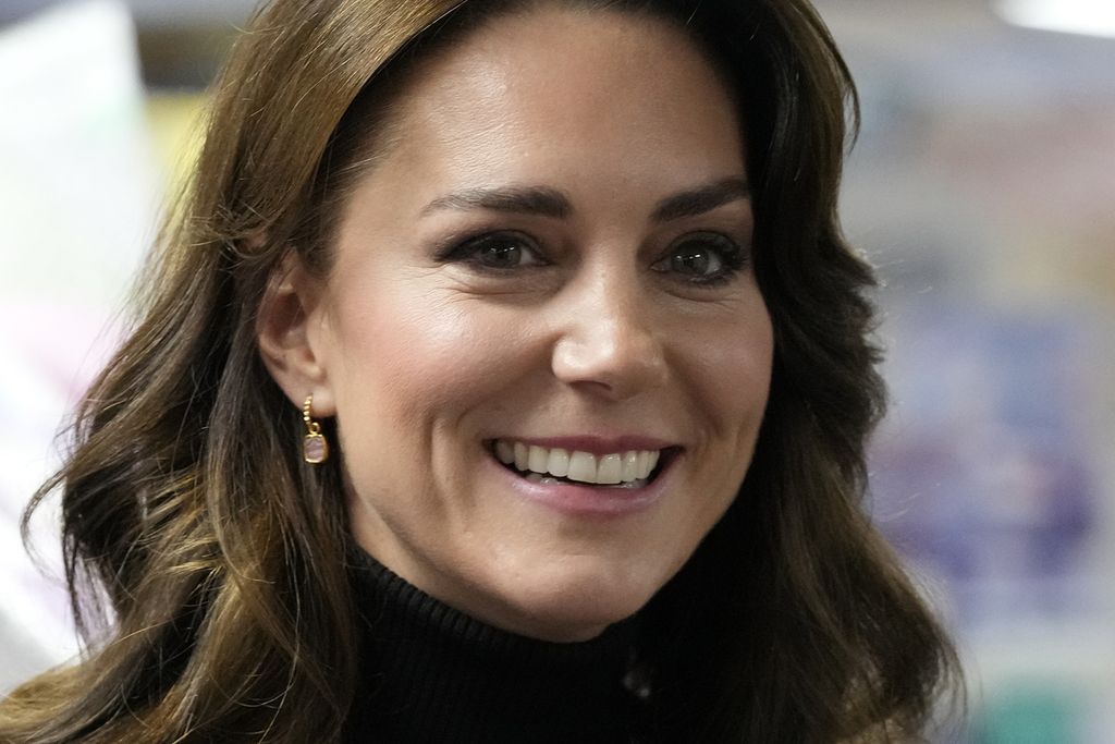 Putri Wales, Catherine, yang bernama asli Kate Middleton, tersenyum saat menyapa warga dalam kunjungan di Sebby, utara London, Inggris, November 2023. 
