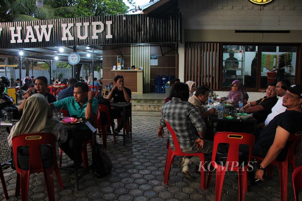 Warga menikmati kopi di salah satu warung kopi di Kota Banda Aceh, Provinsi Aceh, Kamis (23/2/2023). Kopi bukan lagi sekadar budaya, tetapi telah menjadi roda ekonomi kota. 