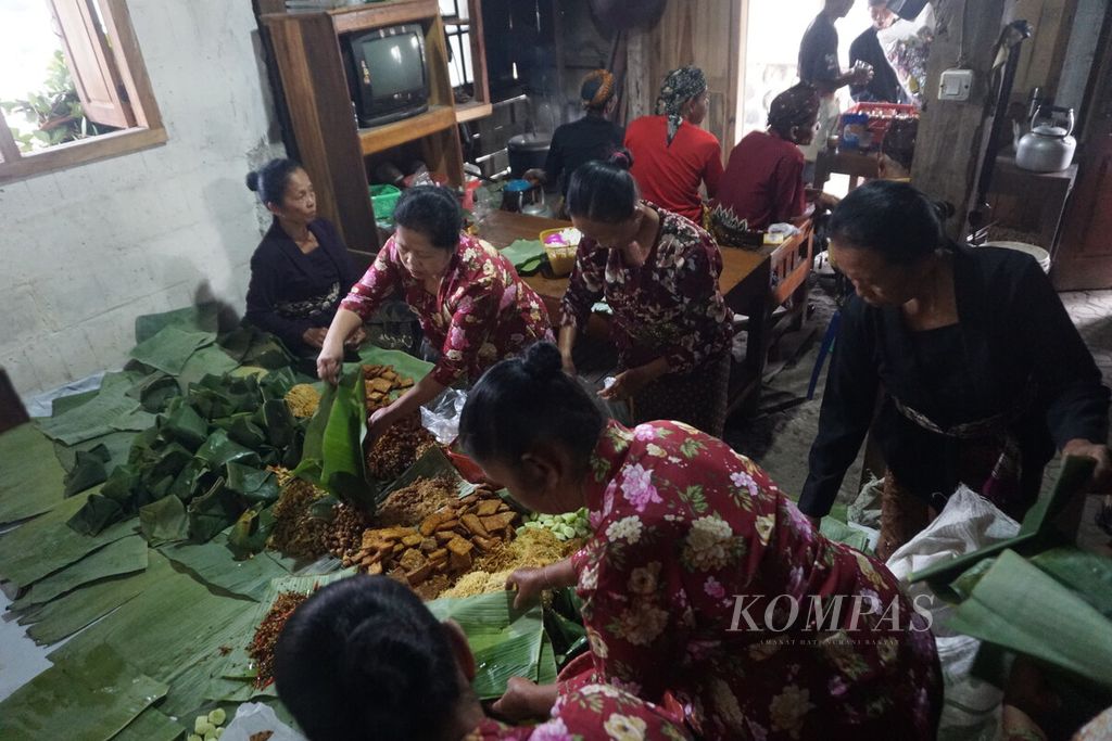 Para ibu masyarakat adat Bonokeling menyiapkan lauk pauk dalam acara Perlon Besar di Desa Pekuncen, Jatilawang, Banyumas, Jawa Tengah, Kamis (6/7/2023).