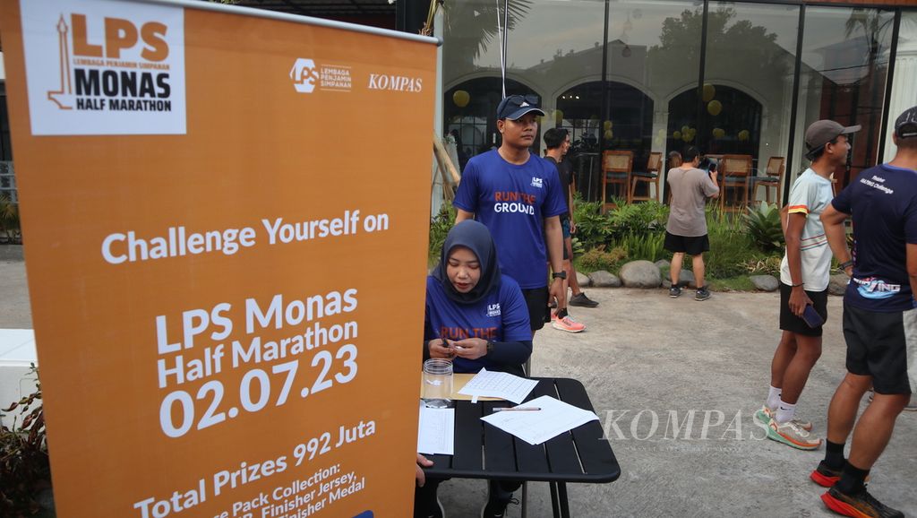 Sejumlah pelari bersiap mengikuti ajang Run the Ground di Kota Cirebon, Jawa Barat, Minggu (21/5/2023). Acara itu untuk menyambut lomba lari LPS Monas Half Marathon yang diselenggarakan pada 2 Juli 2023.
