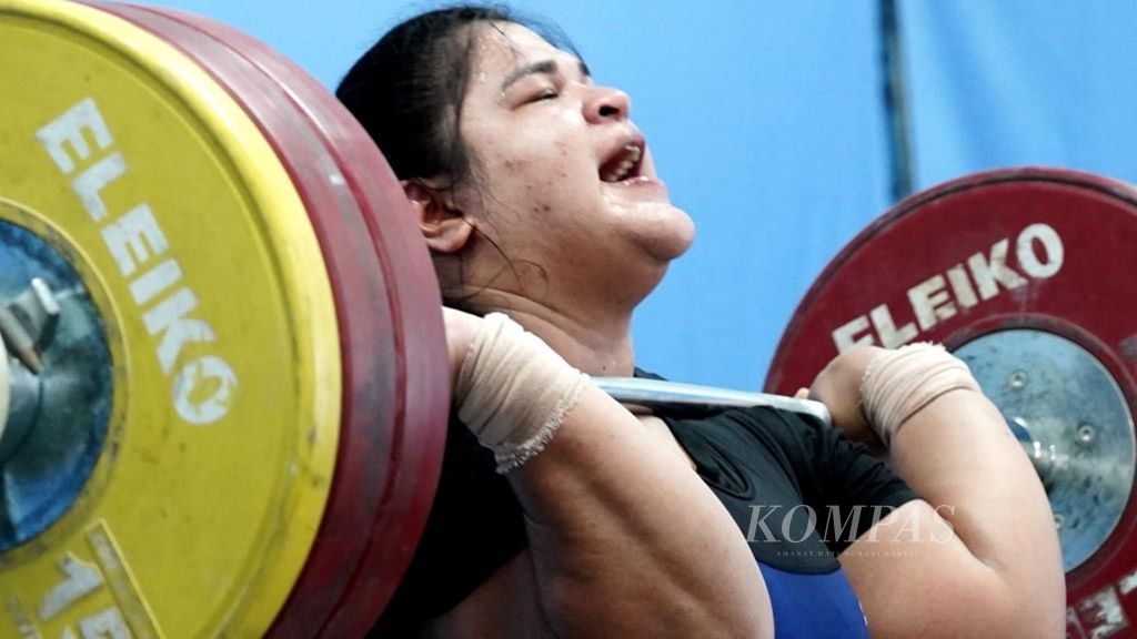 Lifter putri nasional Nurul Akmal mengikuti tes evaluasi latihan para lifter pelatnas PB PABSI di tempat latihan pelatnas PB PABSI di Pangkalan Marinir TNI AL, Jakarta, Jumat (5/4/2019). Para lifter nasional mengikuti tes untuk tolok ukur pencapaian progres latihan dan evaluasi persiapan menuju Sea Games 2019 dan Olimpiade Tokyo 2020. 