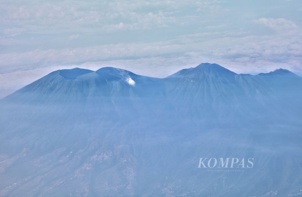 Pemandangan aerial Gunung Gede Pangrango di Jawa Barat, Minggu (17/13/2023). Gunung Gede Pangrango adalah salah satu destinasi wisata petualangan populer masyarakat. Indonesia memiliki potensi luar biasa untuk jenis wisata petualangan, seperti gunung, tebing, sungai, air terjun, dan gua.