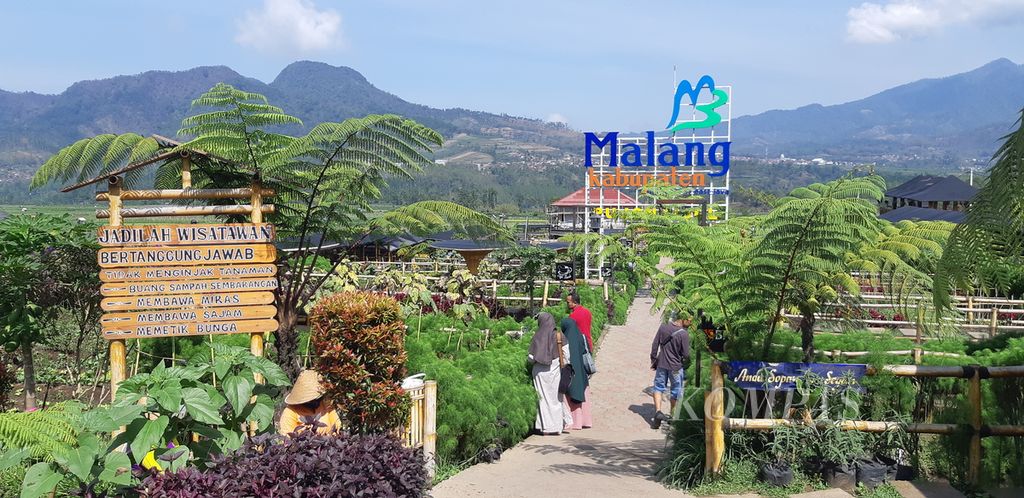 Wisatawan tengah menikmati suasana Kafe Sawah di Desa Wisata Pujon Kidul, Kecamatan Pujon, Kabupaten Malang, Jawa Timur, beberapa waktu lalu.