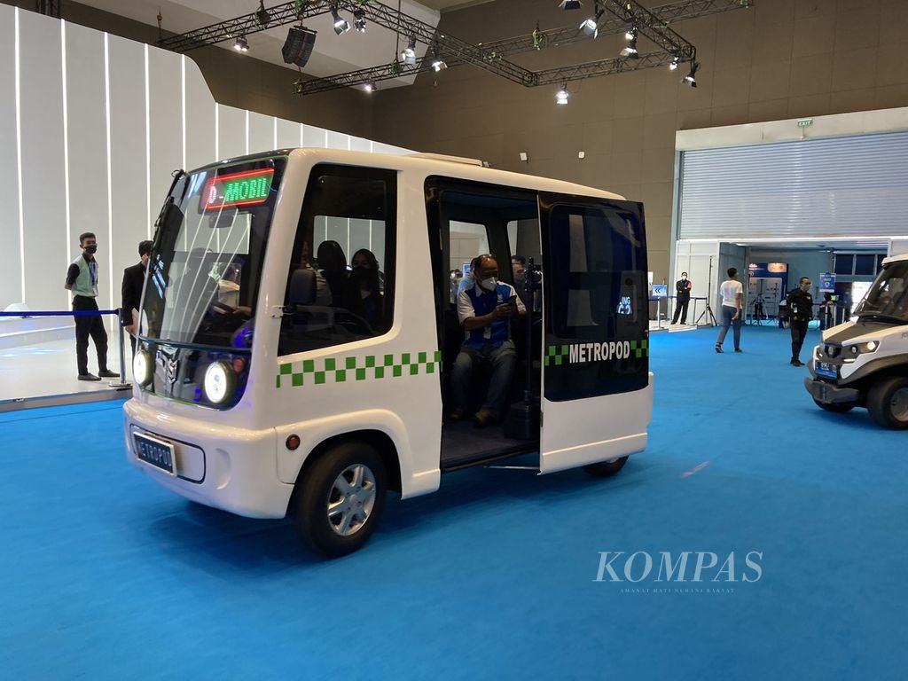 Purwarupa angkutan umum bertenaga listrik Metropod dipamerkan di Periklindo Electric Vehicle Show 2022 di Jakarta International Expo Kemayoran, Jakarta Pusat, Jumat (29/7/2022).