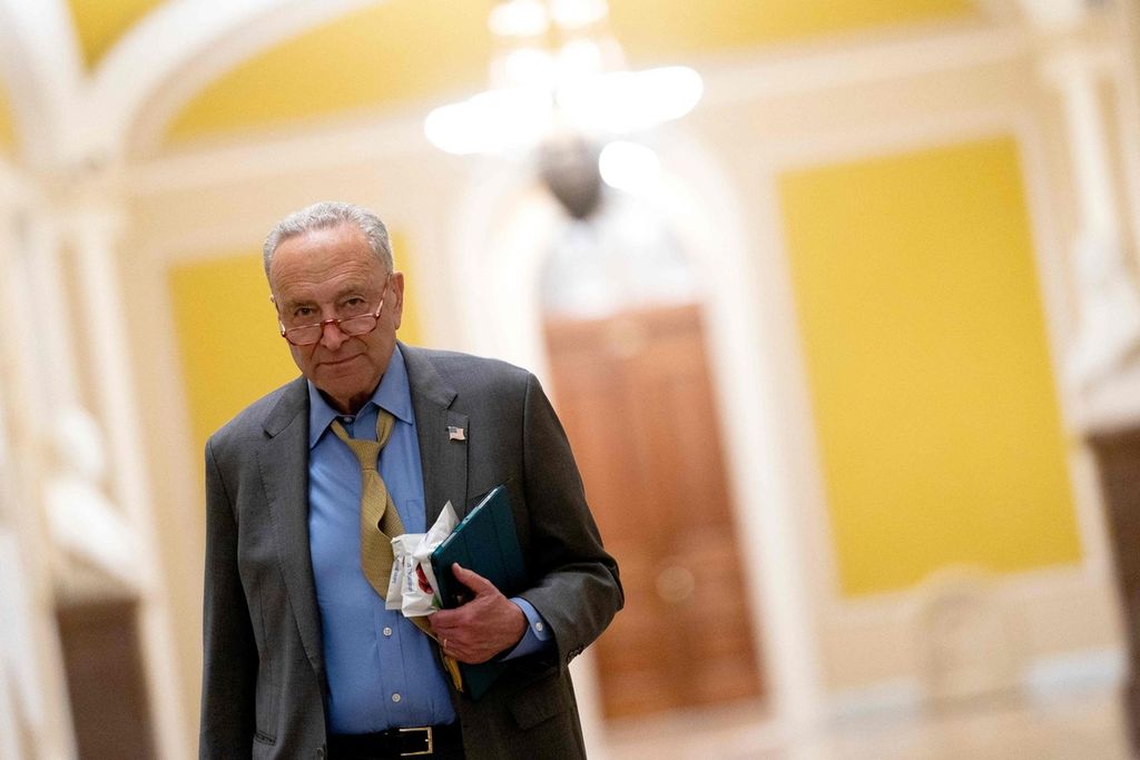 Pemimpin Mayoritas Senat AS Chuck Schumer meninggalkan gedung Capitol di Washington DC, 31 Mei 2023. Hari itu, parlemen AS meloloskan rancangan undang-undang tentang penangguhan plafon utang Pemerintah AS. Proses politik berikutnya, RUU akan ditindaklanjuti di Senat.