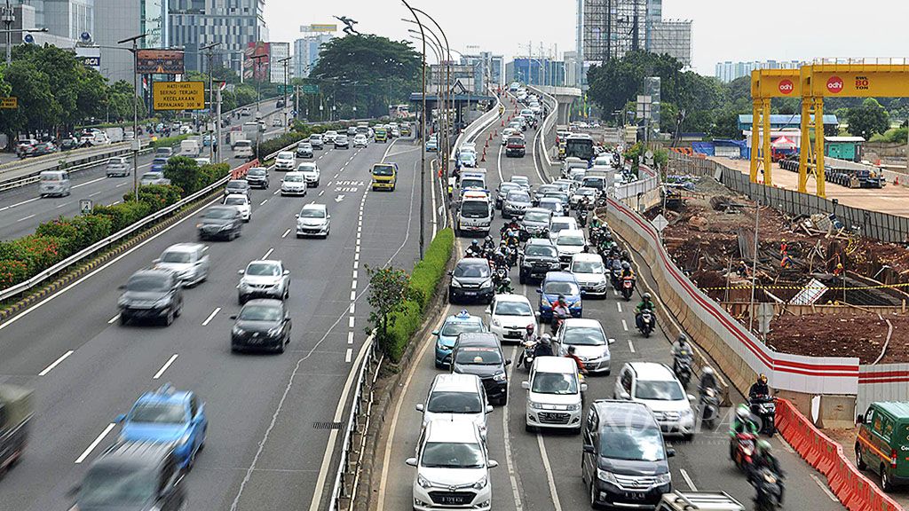 Kendaraan melintas di jalan layang  Pancoran, Jakarta Selatan, yang sedang diuji coba, Senin (15/1). Pengoperasian jalan layang ini diharapkan  dapat mengurangi kemacetan.