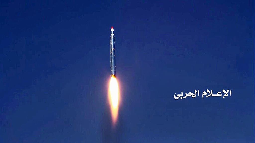 Sebuah rudal balistik  terlihat ditembakkan mengarah ke Riyadh, Arab Saudi, dari lokasi yang tidak disebutkan di Yaman dalam foto yang dirilis oleh media kelompok Houthi, Selasa (19/12).  