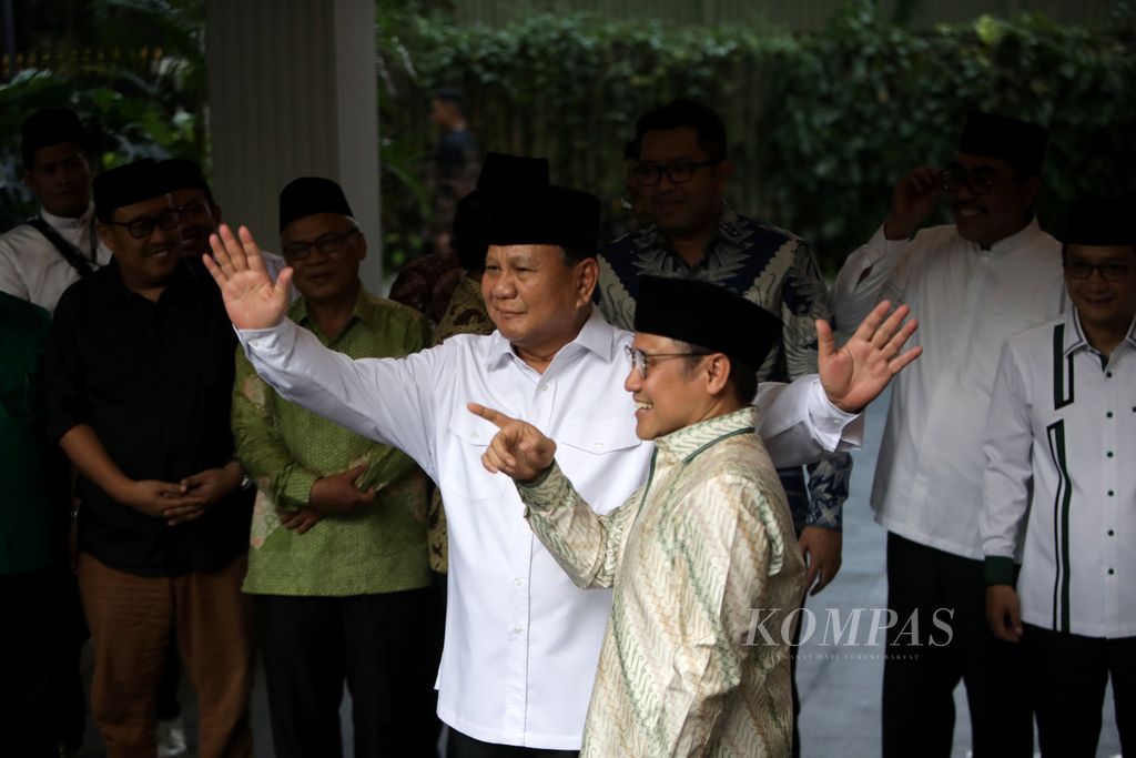 Ketua Umum Partai Gerindra Prabowo Subianto menyambut kedatangan Ketua Umum Partai Kebangkitan Bangsa Muhaimin Iskandar di kediamannya di Jalan Kertanegara IV, Jakarta, Jumat (28/4/2023). 