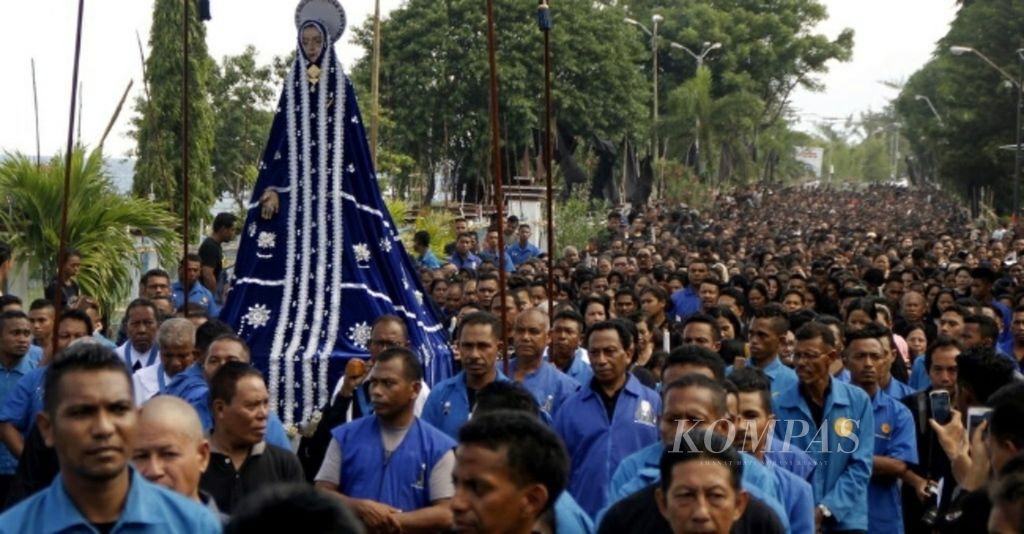 Suasana pelaksanaan perayaan Semana Santa di Larantuka, Kabupaten Flores Timur, Nusa Tenggara Timur, Jumat (13/4/2018). 