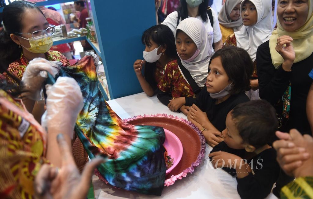 Siswa SD Kristen Petra 7 menjelaskan kepada siswa sekolah dasar lain mengenai hasil karya busana mereka di stan Dinas Pemberdayaan Perempuan dan Perlindungan Anak saat Surabaya Great Expo 2023 di Grand City, Surabaya, Jawa Timur, 19 Agustus 2023.