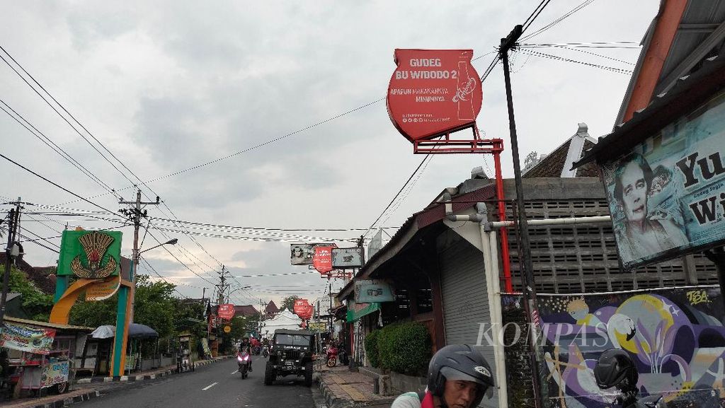 Suasana sentra penjual gudeg di Jalan Wijilan, Kota Yogyakarta, Daerah Istimewa Yogyakarta, Senin (1/5/2023).