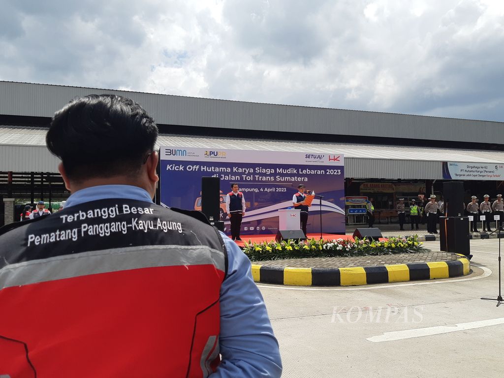 Direktur Operasi III Hutama Karya Koentjoro memberikan arahan saat apel siaga mudik Lebaran di Rest Area 234 Jalan Tol Terbanggi Besar-Pematang Panggang-Kayu Agung, Lampung, Selasa (4/4/2023).