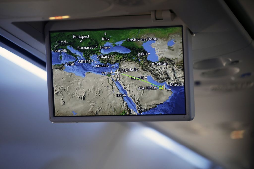 Layar elektronik di bagian atas kabin maskapai nasional Israel, El Al, memperlihatkan jalur yang akan ditempuh pesawat ini setelah lepas lepas landas dari Bandara Ben Gurion, Tel Aviv, menuju ke Abu Dhabi, Uni Emirat Arab, Senin (31/8/2020). 