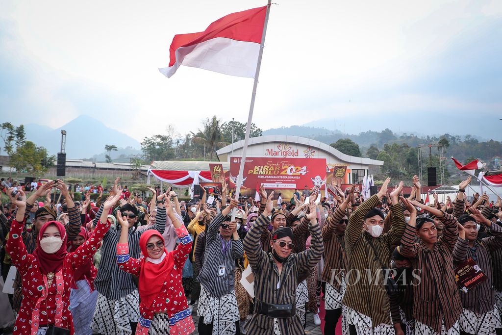 The District Election Committee (PPK) and Voting Committee (PPS) conducted a flashmob during the 2024 Election Carnival at Taman Refugia, Magetan, East Java, Wednesday (25/10/2023). The 2024 Election Carnival aims to socialize the 2024 Election so that people exercise their right to vote on February 14 2024.