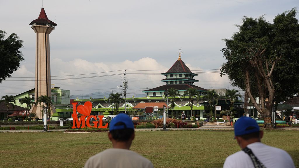 Peserta kegiatan Magelang Heritage Live Sketch membuat gambar sketsa bangunan cagar budaya Masjid Agung Magelang di kawasan Alun-alun Kota Magelang, Jawa Tengah, Rabu (22/12/2021). 