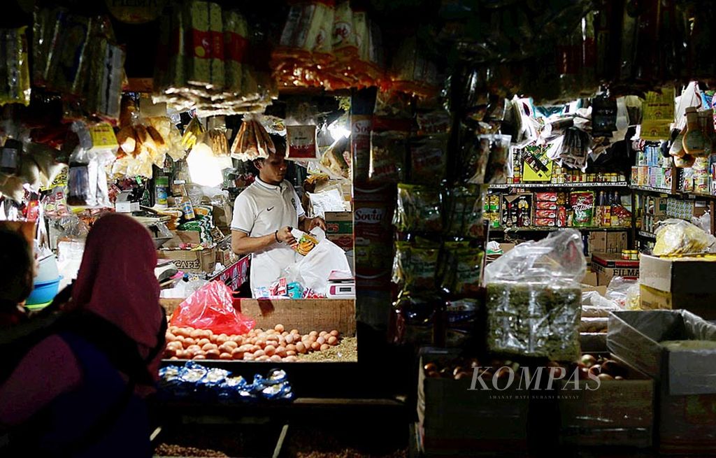 Pedagang menjajakan berbagai bahan makanan di Pasar PSPT, Tebet Timur, Jakarta, Senin (4/9). Badan Pusat Statistik mengumumkan terjadi deflasi sebesar 0,07 persen pada Agustus lalu. Salah satu penyebabnya adalah turunnya harga bahan makanan.