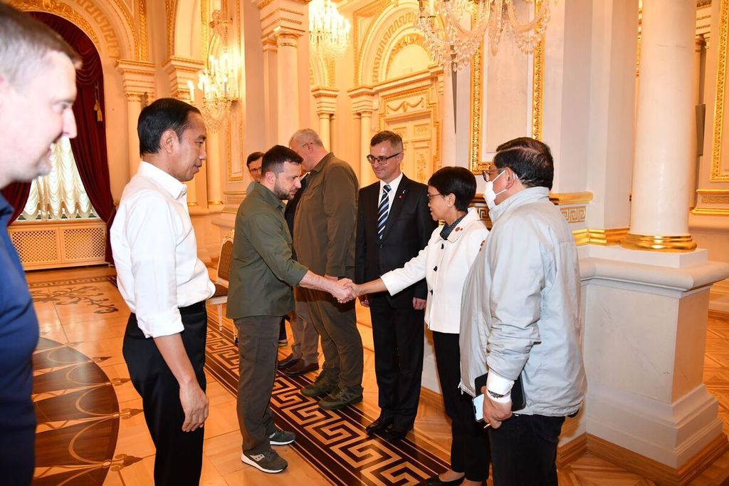 Presiden Joko Widodo memperkenalkan dua menteri yang mendampinginya ke Ukraina, Sekretaris Kabinet Pramono Anung dan Menteri Luar Negeri Retno Marsudi.