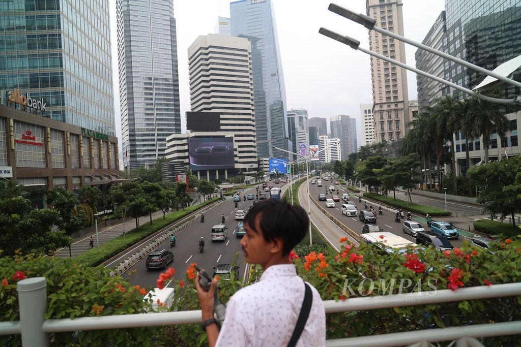 Gedung-gedung pencakar langit menyesaki sepanjang Jalan Jenderal Sudirman, Jakarta, Kamis (14/3/2024). 