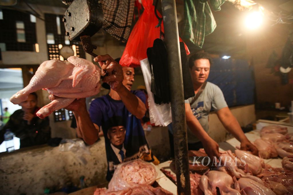 Pedagang melayani pembeli daging ayam ras di Pasar Senen, Jakarta Pusat, Senin (15/4/2024). Daging ayam ras bagian dada dijual Rp 60.000 per kilogram atau naik Rp 10.000 dari sebelumnya.