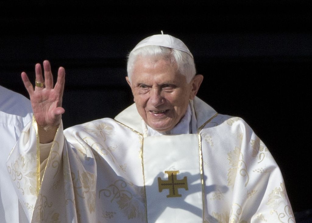 Paus Emeritus Benediktus XVI hadir menyapa umat yang memadati alun-alun Santo Petrus, Vatikan saat upacara beatifikasi Paus Paulus VI pada 19 Oktober 2014.