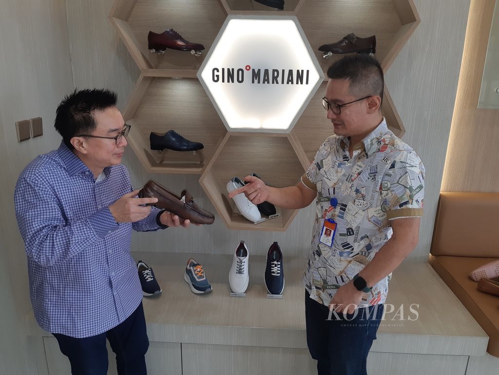 Chief Executive Officer Manufacture Group Tjandra Suwarto (kiri) mendiskusikan sepatu Gino Mariani dengan General Manager PT Sepatu Mas Indonesia (Semasi) Denny Budianto di Bogor, Jawa Barat, Rabu (2/2/2022). PT Semasi adalah perusahaan di bawah Manufacture Group.