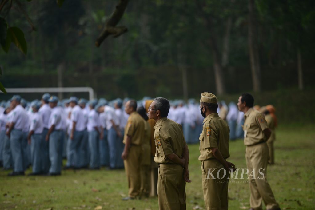 Sejumlah guru mengikuti upacara bendera untuk mengawali tahun 2023 di SMK Negeri 2 Salatiga, Kota Salatiga, Jawa Tengah, Senin (2/1/2023). Kegiatan itu diikuti oleh sedikitnya 2.000 pelajar dan pengajar di sekolah tersebut. 