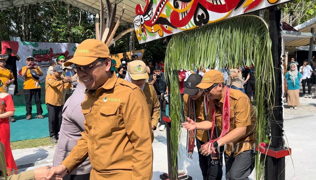 Direktur Jenderal Konservasi Sumber Daya Alam dan Ekosistem KLHK Satyawan Pudyatmoko diterima dengan tradisi Dayak saat memasuki lokasi perayaan Hari Konservasi Alam Nasional di Palangkaraya, Kalimantan Tengah, Senin (6/11/2023).