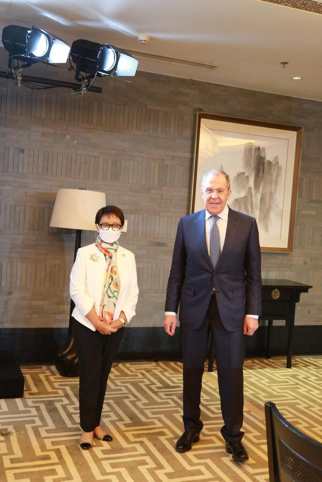Menteri Luar Negeri RI Retno Marsudi dan Menteri Luar Negeri Rusia Sergey Lavrov bertemu di Anhui, China, pada Rabu (30/3/2022). Mereka menghadiri pertemuan para tetangga Afghanistan. 