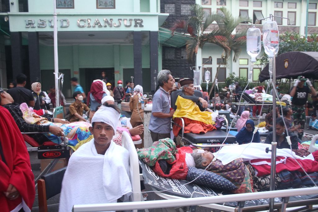 Sejumlah pasien terdampak gempa dirawat di halaman Rumah Sakit Umum Daerah Sayang, Cianjur, Jawa Barat (21/11/2022). Gempa dengan Magnitudo 5,6 meluluhlantakkan sebagian Cianjur dan menelan puluhan korban jiwa.