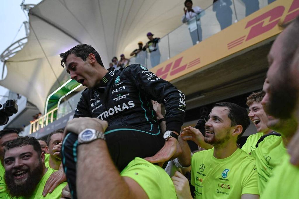 Pebalap Mercedes, George Russell, dibopong kru timnya sebagai wujud suka cita setelah memenangi balapan Formula 1 seri Brasil di Sirkuit Interlagos, Sao Paulo, Brasil, Senin (14/11/2022) dini hari WIB.