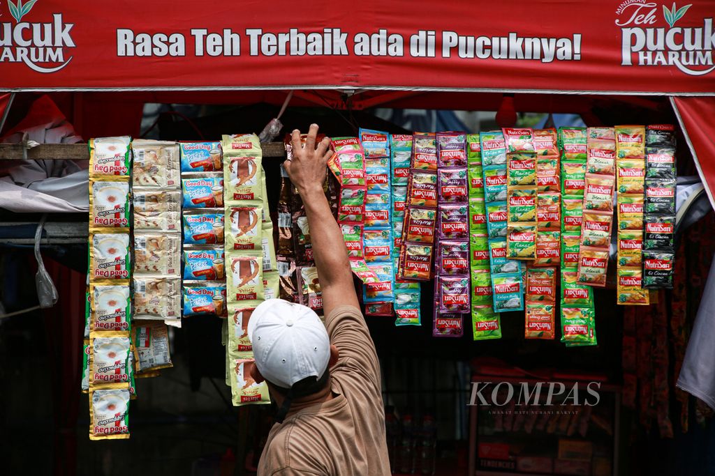 Pedagang menata dagangannya di kawasan Tanah Abang, Jakarta Pusat, Rabu (31/8/2022). Pemerintah mengalokasikan anggaran Rp 24,17 triliun untuk menjaga daya beli masyarakat melalui BLT, BSU, dan bantuan dari dana transfer umum.