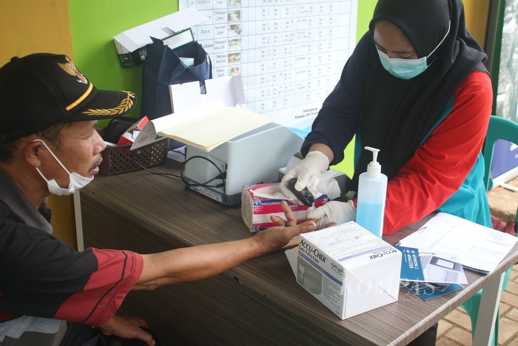 Salah satu warga memeriksa gula darah di Puskesmas Tegalgede, Kecamatan Pakenjeng, Kabupaten Garut, Jawa Barat, Jumat (4/11/2022)