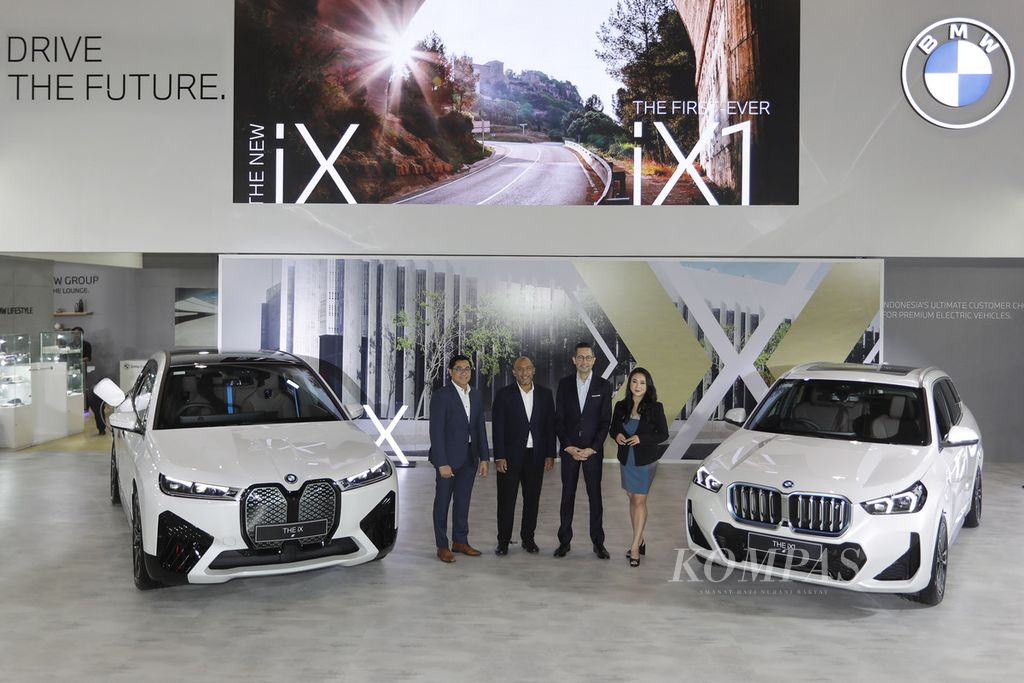 Para petinggi BMW Group Indonesia berpose di sela peluncuran produk-produk terbarunya dalam Indonesia International Motor Show di Jakarta, Kamis (15/2/2024).