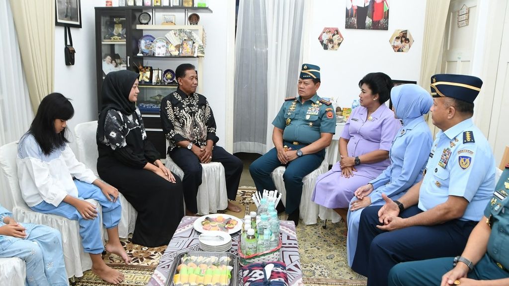 Panglima TNI Laksamana Yudo Margono didampingi Kepala Staf TNI Angkatan Udara Marsekal Fadjar Prasetyo, bersama istri masing-masing, berkunjung ke rumah empat prajurit yang gugur dalam kecelakaan Super Tucano, Minggu (19/11/2023).