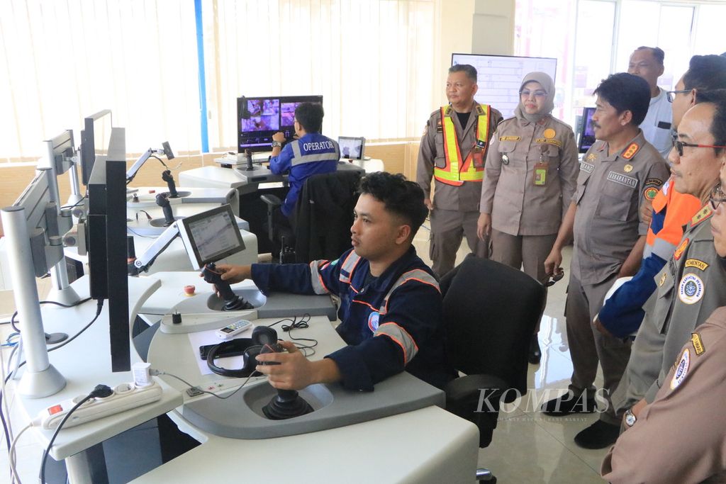Kepala Badan Karantina Pertanian Bambang (ketiga dari kiri) melihat layanan terpadu karantina dan kepabeanan di Pelabuhan Internasional Petikemas Belawan, Medan, Sumatera Utara, Sabtu (8/4/2023). 