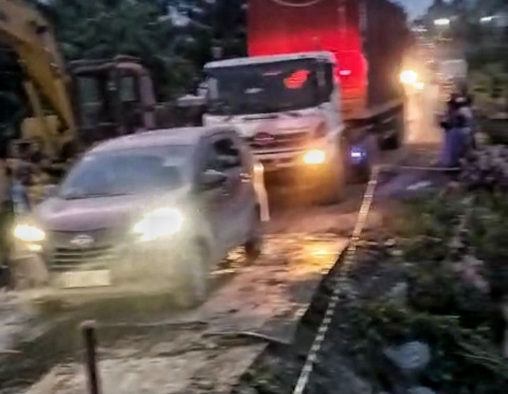 Jalan menuju IKN yang ambles diperbaiki sementara dengan diuruk dan ditutup dengan lempengan besi di Kecamatan Sepaku, Penajam Paser Utara, Kalimantan Timur, Senin (29/1/2024).