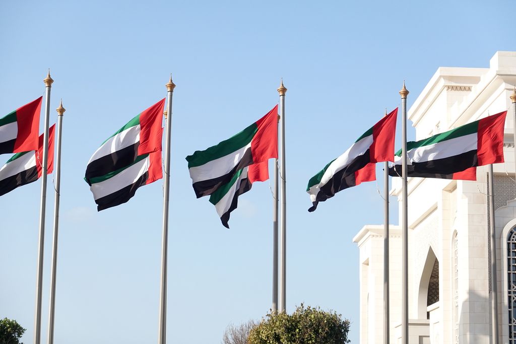 Bendera Uni Emirat Arab berkibar pada Minggu (4/2/2024) di Kota Abu Dhabi. Di kota ini, Wakil Presiden Ma’ruf Amin melakukan kunjungan kerja sejak Sabtu (3/2/2024) untuk menghadiri acara Zayed Award for Human Fraternity 2024, memberikan sambutan dalam acara Human Fraternity Majlis 2024, dan bertemu dengan sejumlah tokoh penting.