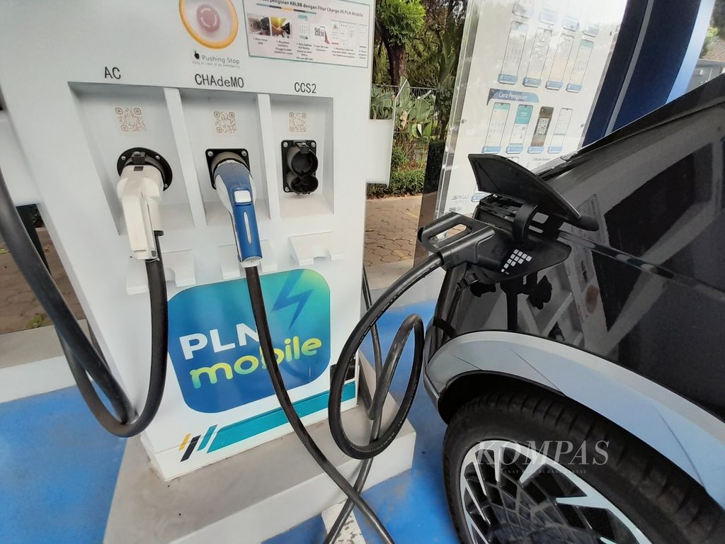 Proses pengisian daya mobil listrik di salah satu stasiun pengisian kendaraan listrik umum di Nusa Dua, Bali, pekan kedua September lalu.