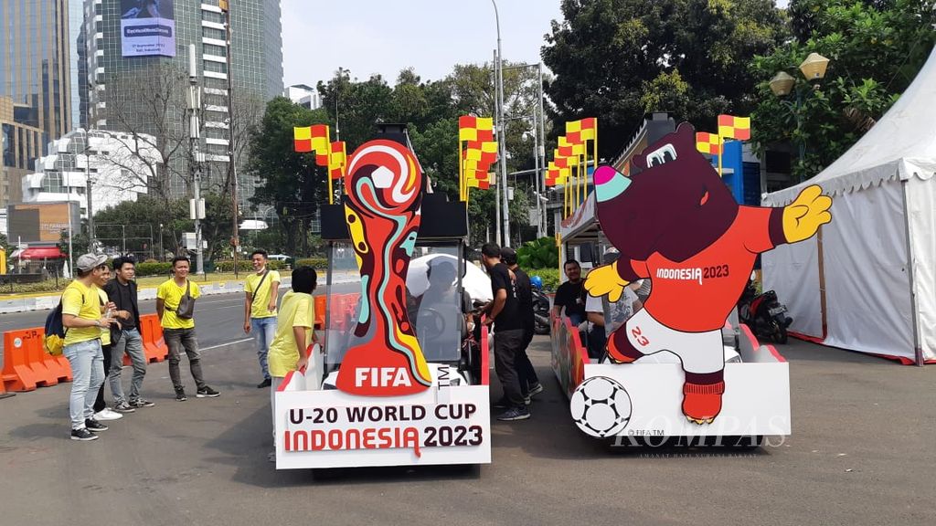 Maskot resmi Piala Dunia U-20, Bacuya (kanan), diperkenalkan di kawasan Bundaran Hotel Indonesia dan Monumen Nasional, Jakarta, Minggu (18/9/2022). Piala Dunia U-20 akan berlangsung pada 20 Mei-11 Juni 2023 di enam kota di Indonesia.