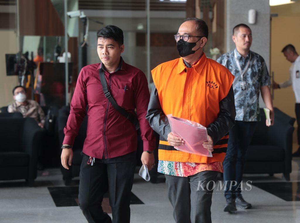 Tersangka kasus penerimaan gratifikasi dari wajib pajak atas pengondisian berbagai temuan pemeriksaan perpajakannya, Rafael Alun Trisambodo, seusai menjalani pemeriksaan lanjutan di Gedung Komisi Pemberantasan Korupsi, Jakarta, Senin (31/7/2023).