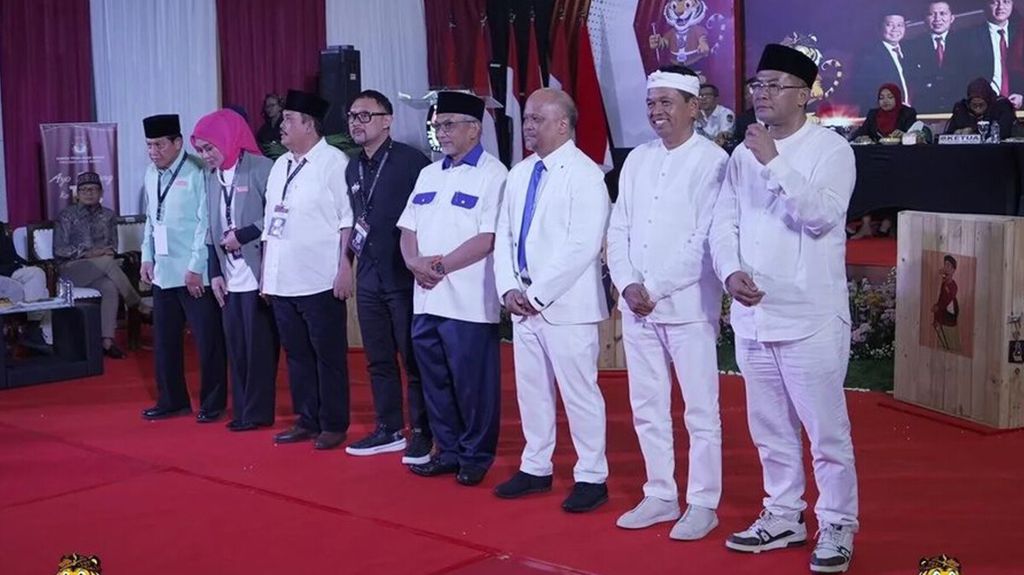 Empat pasangan calon dalam Pemilihan Gubernur dan Wakil Gubernur Jawa Barat tahun 2024.Mereka adalah Dedi Mulyadi-Erwan Setiawan, Ahmad Syaikhu-Ilham Akbar Habibie, Acep Adang Ruhiyat-Gitalis Dwi Natarina, dan Jeje Wiradinata-Ronal Sunandar Surapradja.