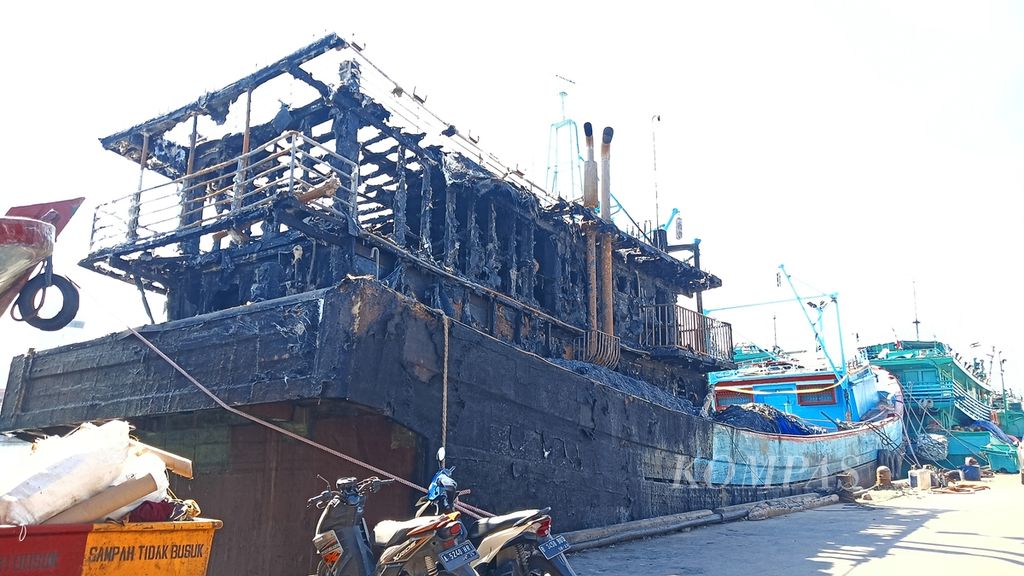 Dua kapal ikan yang bersandar di Pelabuhan Muara Baru, Penjaringan, Jakarta Utara, terbakar pada Rabu (20/3/2024) sore. Kebakaran diduga karena hubungan pendek arus listrik.