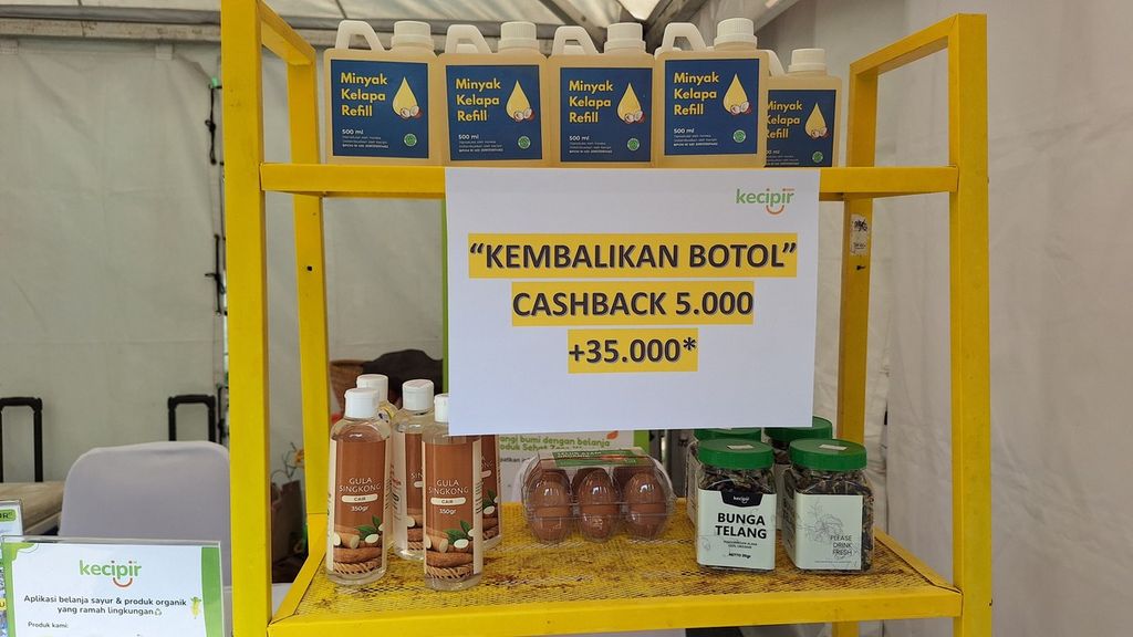 Usaha rintisan belanja ramah lingkungan, Kecipir, menampilkan produknya dalam Festival Ekonomi Sirkular di Taman Menteng, Jakarta Pusat, Rabu (17/7/2024). Festival ini bertujuan untuk mengenalkan pengolahan sampah agar bernilai, mempromosikan UMKM dan usaha rintisan, serta mempertemukan dengan pelaku usaha.