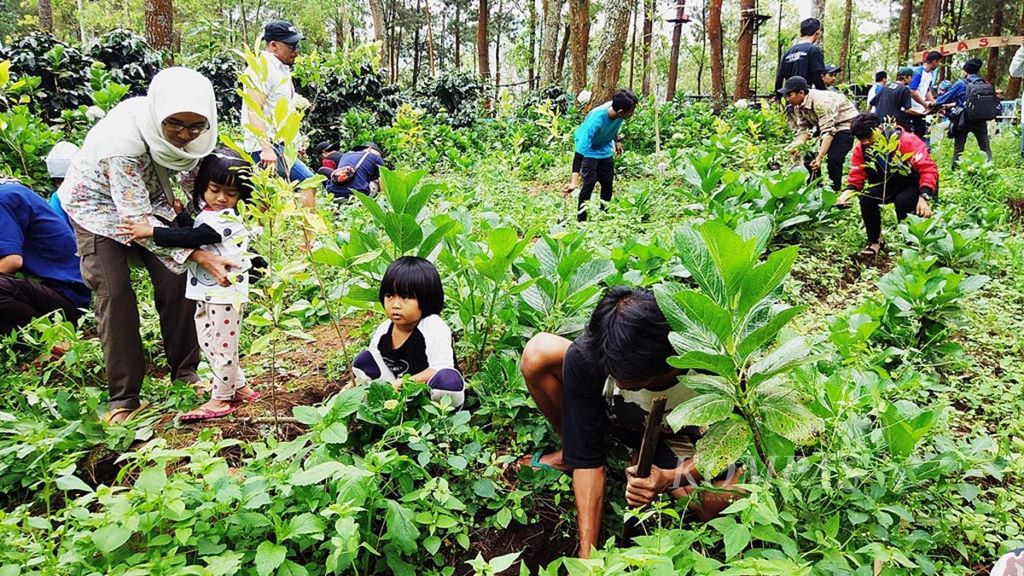 Ratusan orang dari berbagai komunitas tengah menanam pohon di area hutan Coban Talun di Desa Tulungrejo, Kecamatan Bumiaji, Kota Batu, Jawa Timur, 1 Oktober 2017, dalam kegiatan bertajuk Air Bicara. Air Bicara merupakan sebuah gerakan sosial masyarakat lintas komunitas berbasis kebudayaan yang peduli pada persoalan ekologi.