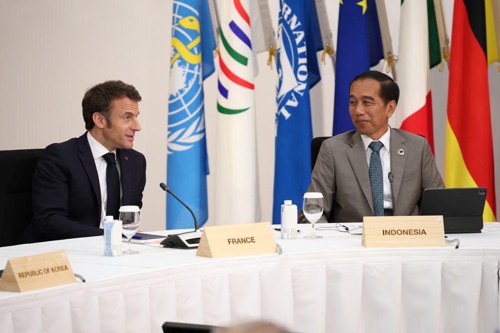 Presiden Joko Widodo dan Presiden Perancis Emmanuel Macron menghadiri rangkaian Konferensi Tingkat Tinggi (KTT) G7 di Hiroshima, Jepang, Sabtu (20/5/2023). 