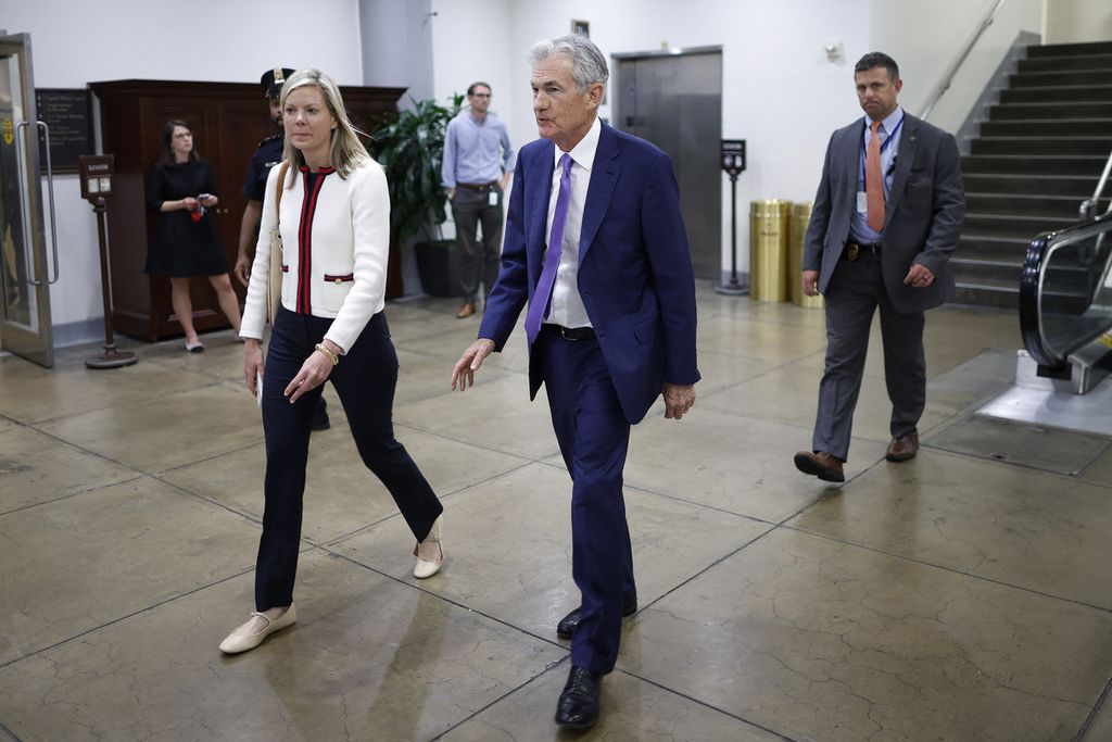 Gubernur bank sentral Amerika Serikat, Jerome Powell (tengah), meninggalkan US Capitol pada 17 Juni 2024 di Washington, DC.